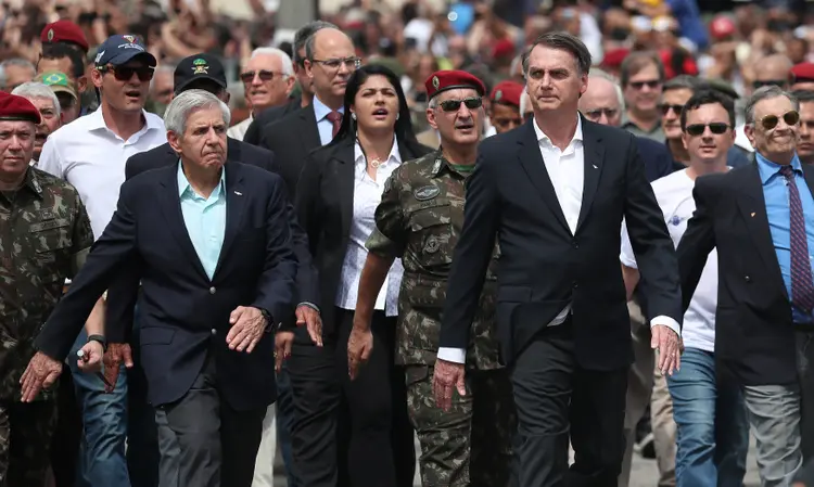 Jair Bolsonaro e militares: levantamento feito no Twitter de militares da ativa das Forças Armadas encontrou 220 publicações políticas em 20 contas, a maioria a favor do governo (Ricardo Moraes/Reuters)