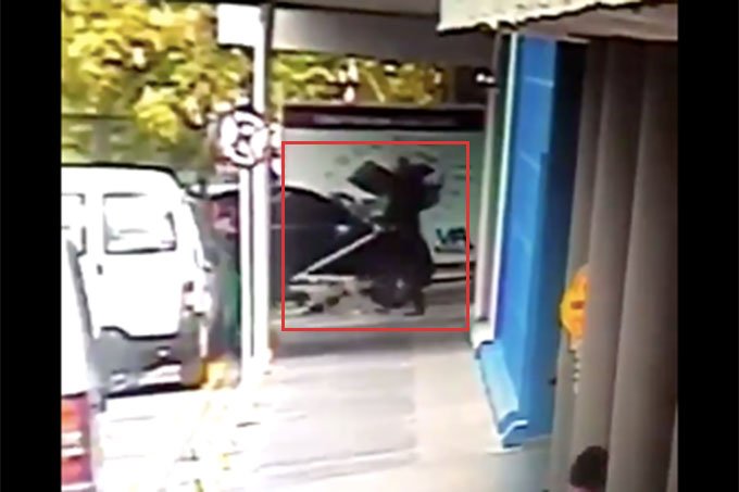Surgem imagens em vídeo de cachorro agredido; Carrefour se posiciona