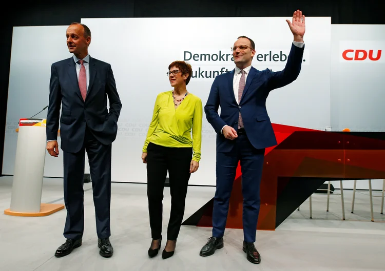 Favoritos a suceder Merkel: Merz, Kramp-Karrenbauer e Spahn participam de evento em Dusseldorf (Thilo Schmuelgen/Reuters)