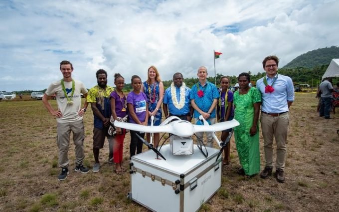 Bebê em ilha remota recebe primeira vacina entregue por drone