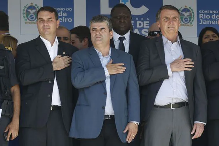 Flávio Bolsonaro, Washington Reis, prefeito de Duque de Caxias, e Jair Bolsonaro participam da cerimônia de inauguração do III Colégio da Polícia Militar do Estado do Rio de Janeiro Percy Geraldo Bolsonaro (Tânia Rego/Agência Brasil)