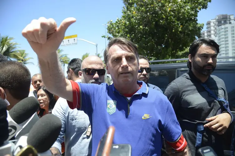 O presidente eleito, Jair Bolsonaro, fala com jornalistas na chegada a sua casa onde mora em um condomínio na Barra da Tijuca, na zona oeste do Rio. (Tânia Regô/Agência Brasil)