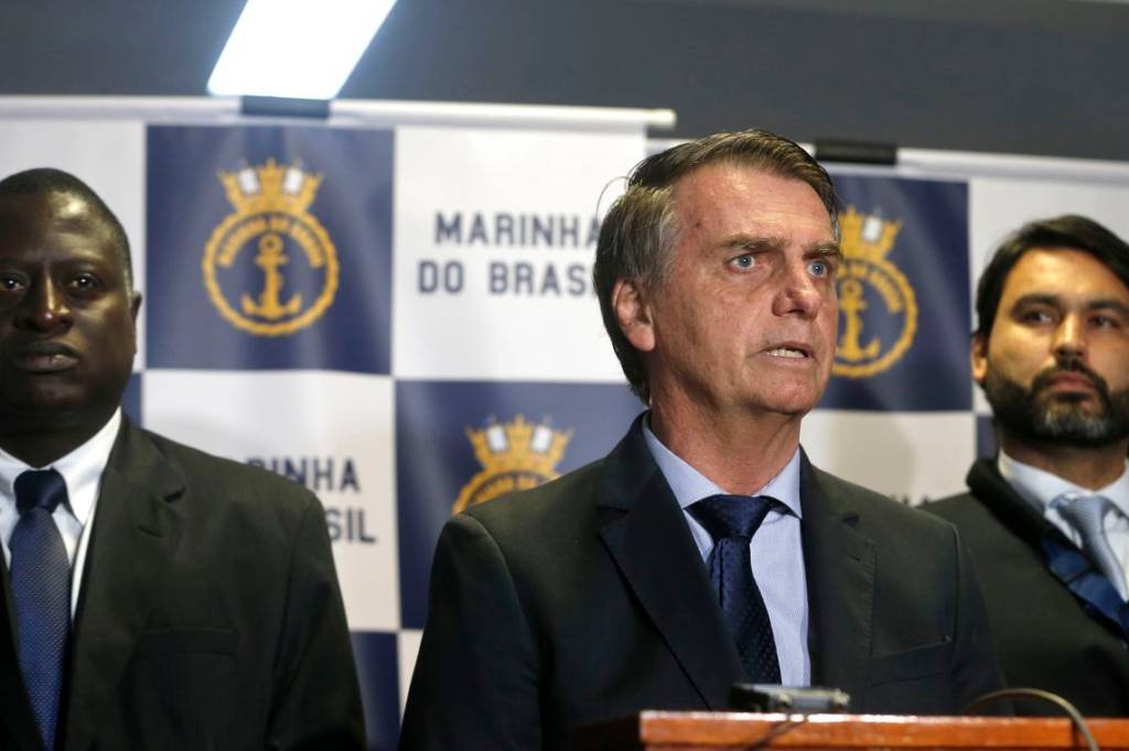 Bolsonaro se reúne com governador eleito de SC, aliados, bombeiros e PMs