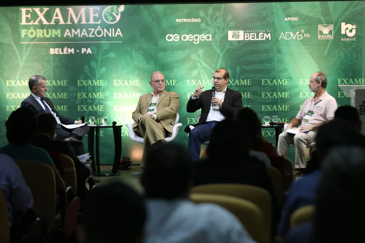 Participantes: André Lahóz, diretor editorial de Exame, Raul Porto, gerente-executivo do Ibram, Fábio Abdalla, gerente de sustentabilidade da Alcoa, e João Meirelles, diretor do Instituto Peabiru (Divulgação/Exame)