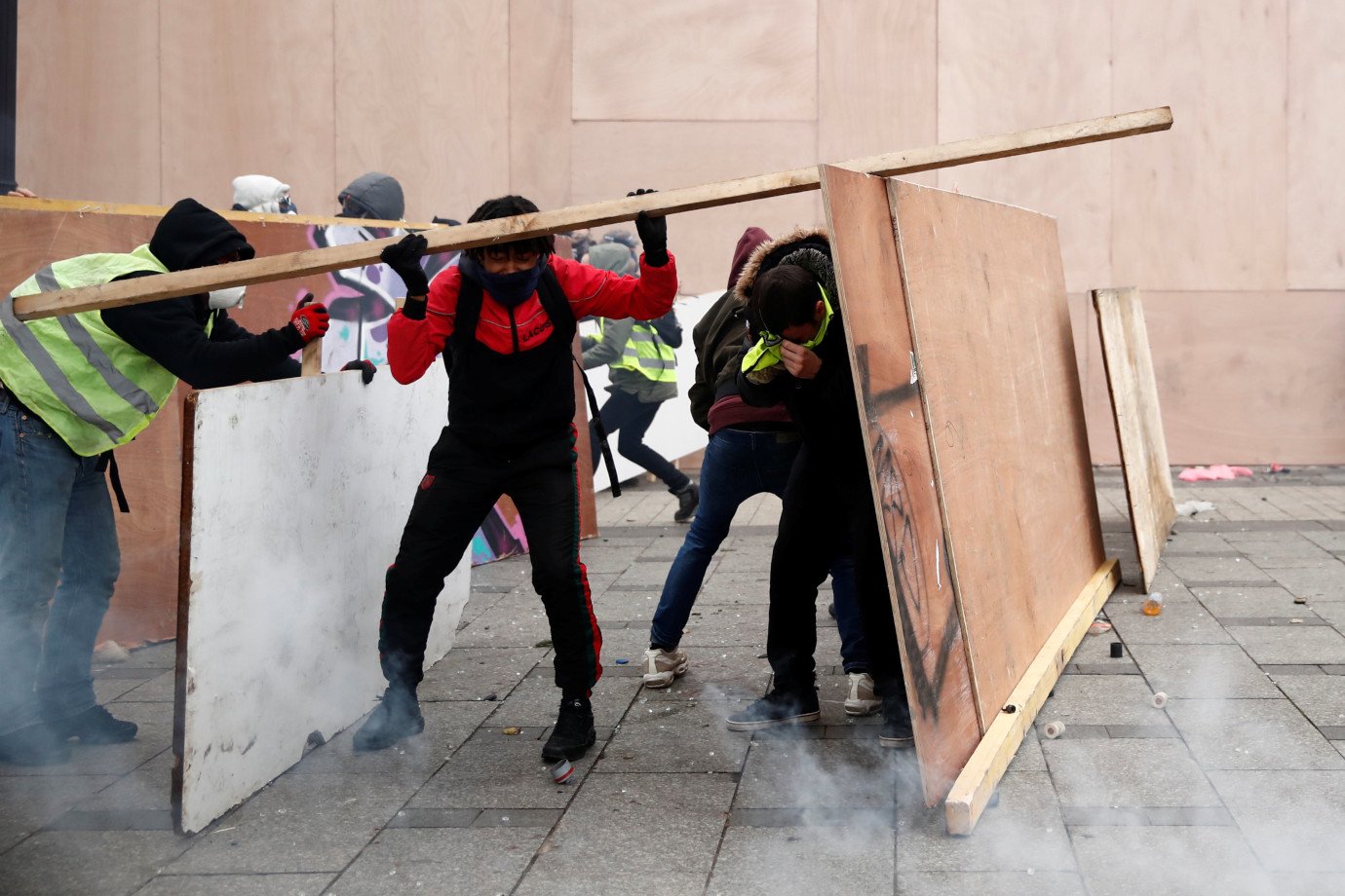 Com 8 mil manifestantes nas ruas, protestos deixam Paris entrincheirada