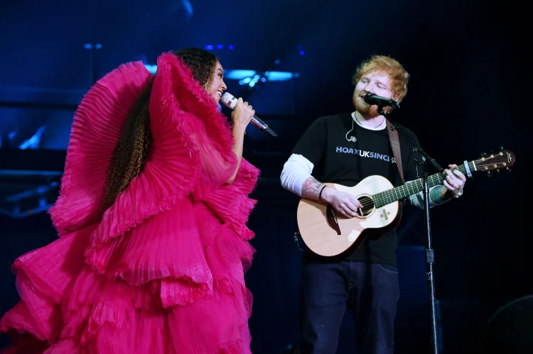 Beyoncé canta com Ed Sheeran no FNB Stadium, em Joanesburgo (Kevin Mazur/Getty Images)