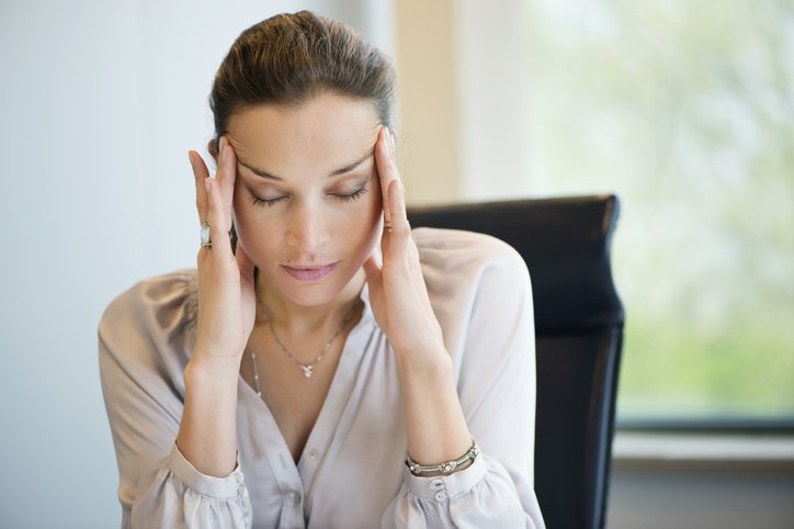 Pessoa com dor de cabeça: cerca de 15% da população global sofre de enxaqueca (ONOKY - Eric Audras/Getty Images)