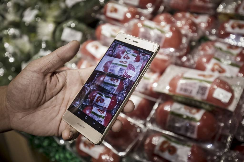 Compra no celular e robô garçom: como é ir ao supermercado na China