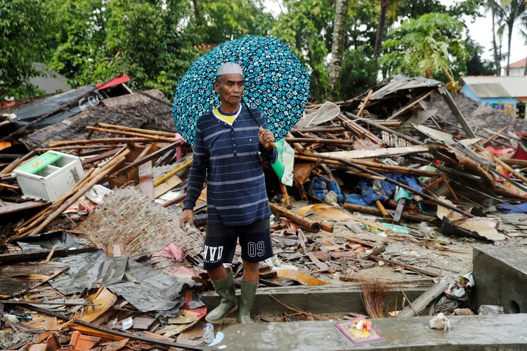 Indonésia: homem caminha pelos destroços da sua casa (Jorge Silva/Reuters)