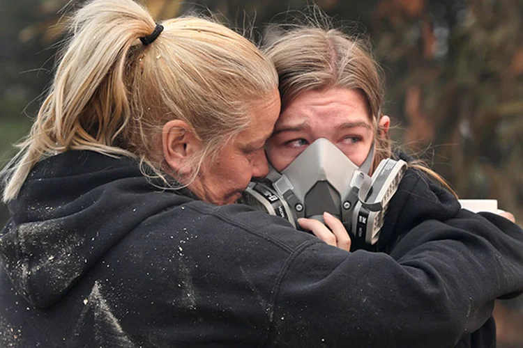 Tragédia: sobreviventes do incêndio na Califórnia.  (Ray Chavez/Digital First Media/Getty Images)