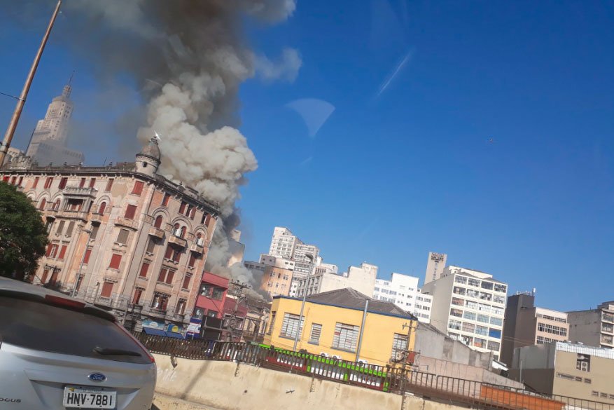 Incêndio atinge prédio na 25 de Março, em São Paulo
