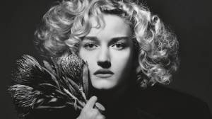 Julia Garner no Calendário Pirelli 2019