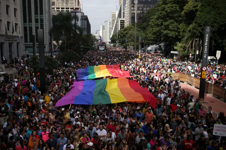 Bandeira LGBT em SP: tal qual o racismo, discriminação e violência contra LGBTs foram criminalizados pelo STF (Tiago Mazza Chiaravallot/Getty Images)