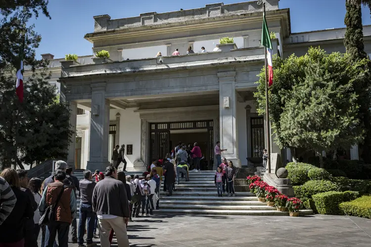 Los Pinos: visitantes fazem fila para conhecer a residência presidencial do México, até então fechada ao público (Jacky Muniello/Bloomberg)