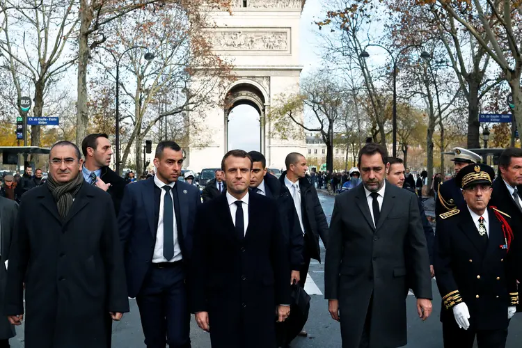 Emmanuel Macron chega para encontro com policiais e bombeiros com o ministro do Interior, Christophe Castaner, o secretário de Estado para o interior, Laurent Nunez,, e o responsável pela polícia de Paris, Michel Delpuech (Thibault Camus/Reuters)