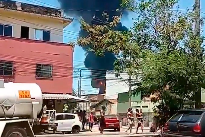 Bombeiros controlam incêndio na Refinaria de Manguinhos