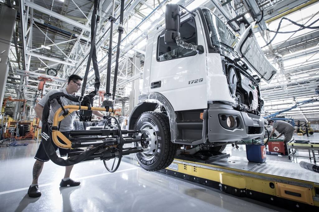 Mercedes-Benz retoma 2 turno de produção e contrata 600 pessoas