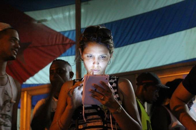 Imagem de arquivo de jovem em Cuba: internet móvel chega à ilha (Isaac Risco/picture alliance/Getty Images)