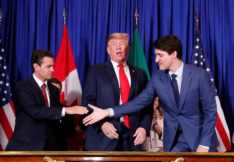 Enrique Peña Nieto, ex-presidente do México, Donald Trump, dos Estados Unidos, e Justin Trudeau, do Canadá, em encontro em 2018: o novo acordo muda as regras para o comércio de veículos (Kevin Lamarque/Reuters)