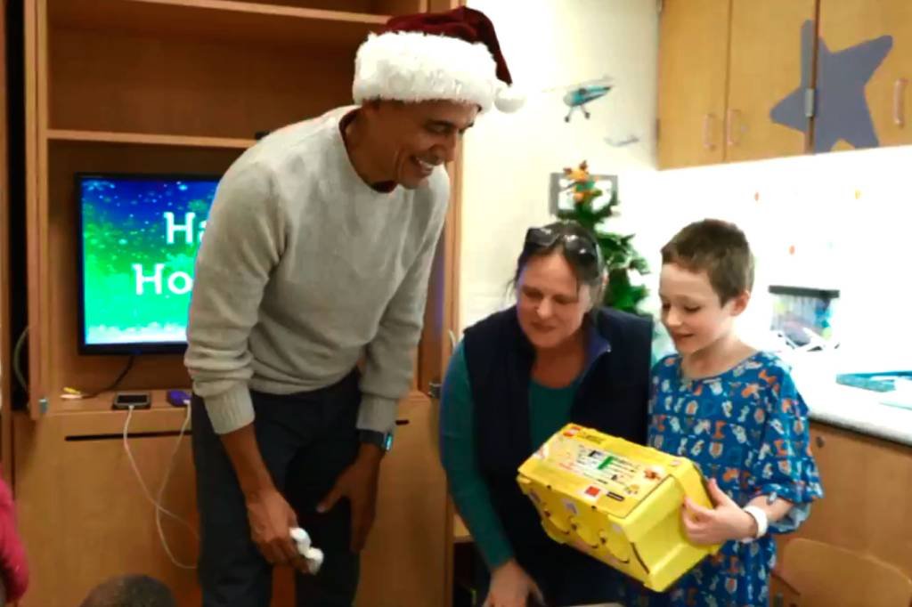 Obama: o ex-presidente apareceu com um gorro de papai noel e distribui presentes (Twitter/Reprodução)