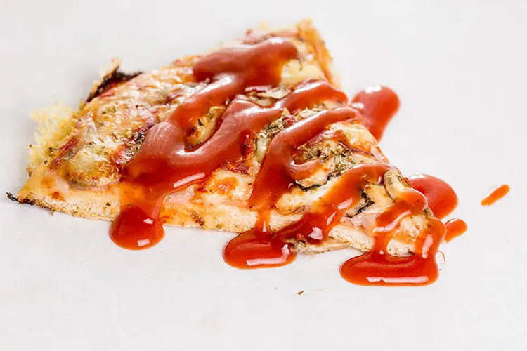Pizza com ketchup. (FotoZlaja/Getty Images)