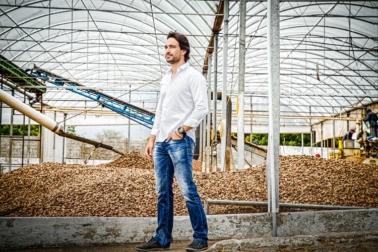 Rodrigo Carvalho: desde criança ele visita produtores de castanhas junto com o pai  (Marilia Camelo/Exame)