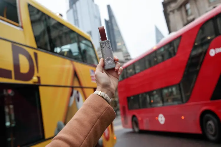 Dispositivo Flow em meio a ônibus em cruzamento em Londres: ajuda na batalha contra a poluição (Simon Dawson/Bloomberg)