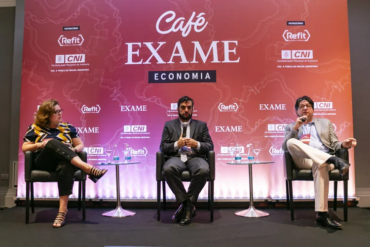 Fabiane Stefano, editora de EXAME, Rafael Cortez, da Tendências, e Sérgio Praça, da FGV, no Café EXAME Economia (Flávio Moret/ImageFactory/Exame)