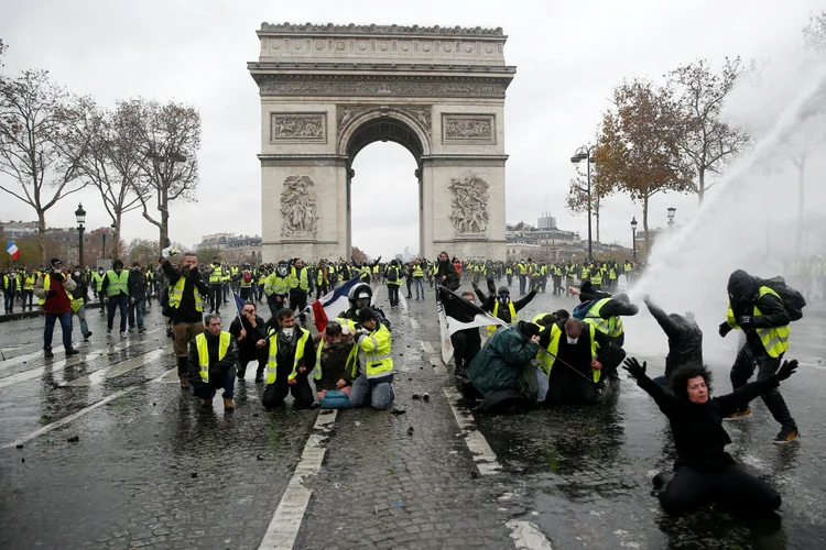 "Coletes amarelos" em protesto realizado no inicio de dezembro em Paris (Stephane Mahe TPX IMAGES OF THE DAY/Reuters)