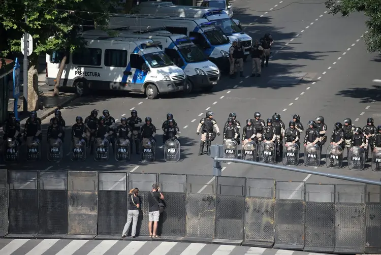 Pessoas olham para esquema de segurança em Buenos Aires, Argentina, por conta do encontro do G20: governo argentino decretou feriado nesta sexta-feira (Agustin Marcarian/Reuters)