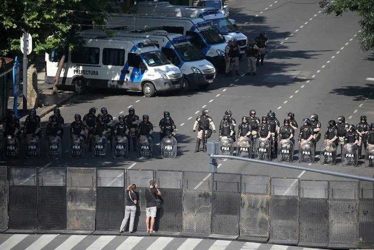 Pessoas olham para esquema de segurança em Buenos Aires, Argentina, por conta do encontro do G20: governo argentino decretou feriado nesta sexta-feira (Agustin Marcarian/Reuters)