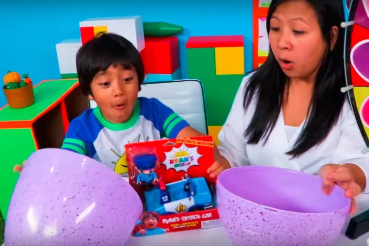 Canal Ryan ToysReview: brincadeira que dá dinheiro (Ryan ToysReview/YouTube/Reprodução)