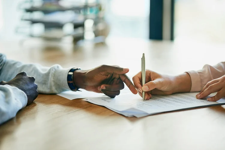 Caso o testador seja incapaz ou tenha algum tipo de limitação mental que comprometa sua compreensão, o testamento pode ser anulado (PeopleImages/Getty Images)