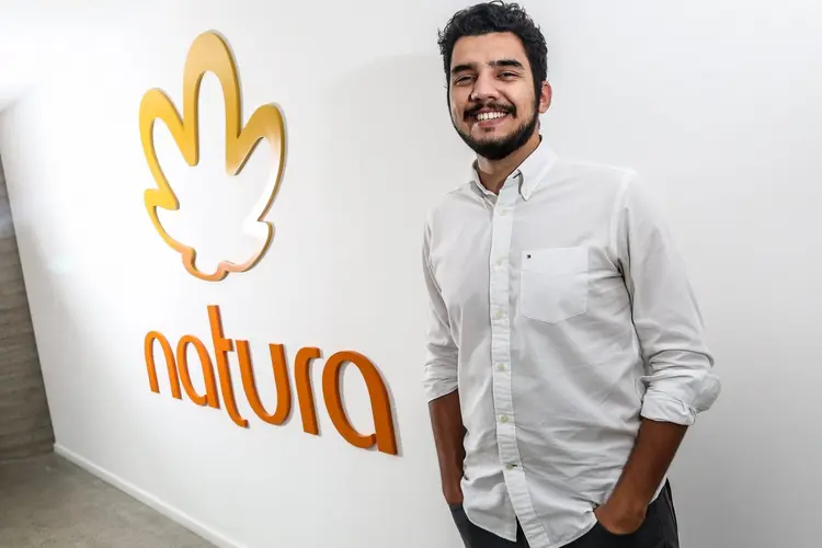 Rafael Compolina posa para foto na sede da empresa Natura:  perfil
empreendedor é essencial para
ambições e desafios da empresa (Divulgação/Jornal de Negócios do Sebrae/SP)