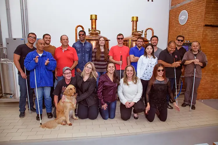 Primeira turma de deficientes visuais do curso de sommelier cervejeiro. (Ambev/ Fabricio da Costa Brito/Divulgação)