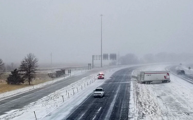 Grand Island, Nebraska, após tempestade do dia 28; clima afeta o transporte aéreo e terrestre durante as festas de final de ano (Nebraska State Patrol/Handout/Reuters)