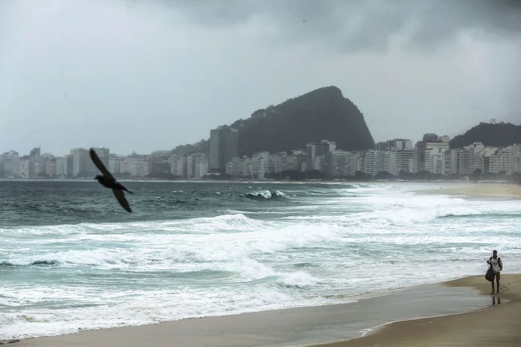 Chuva no Rio de Janeiro: Para amanhã (25), Dia de Natal, a umidade do oceano continua a ser transportada em direção ao continente (Tânia Rêgo/Agência Brasil)