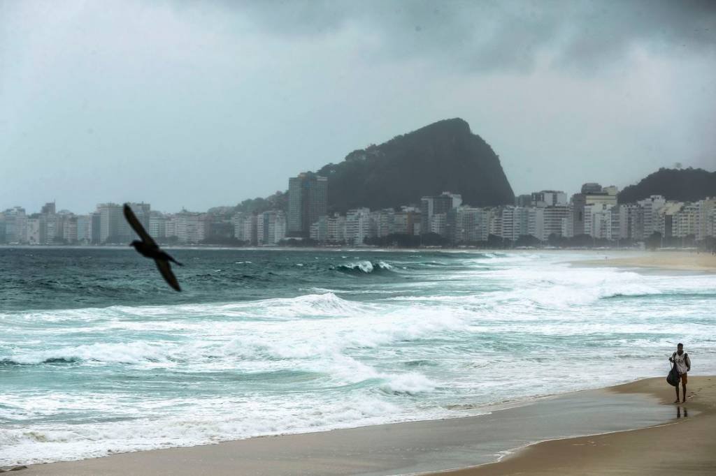Rio de Janeiro é atingido por chuva forte e entra em estado de atenção