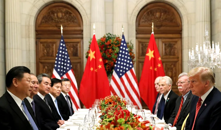 Presidente americano Donald Trump e presidente chinês Xi Jinping: prejuízo pode motivar acordo antes do fim do prazo, no dia 2 de março (Kevin Lamarque/File Photo/Reuters)