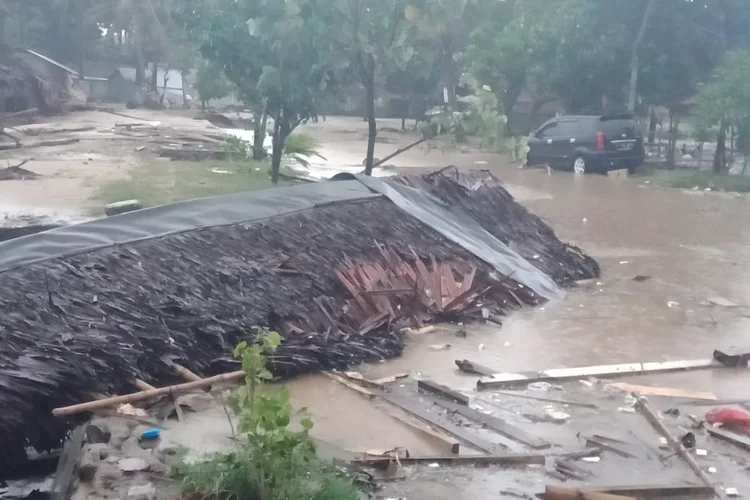 Imagens da destruição causada pelo tsunami na Indonésia (BPBD/Reuters)