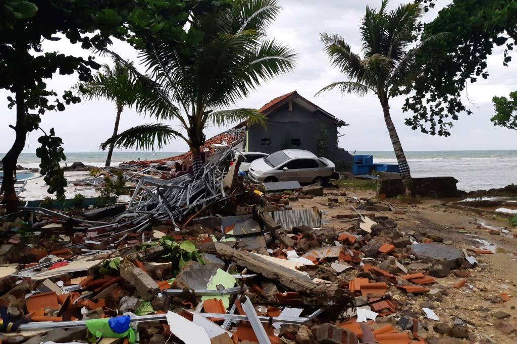 Autoridades confirmam 222 mortos e 843 feridos por tsunami na Indonésia