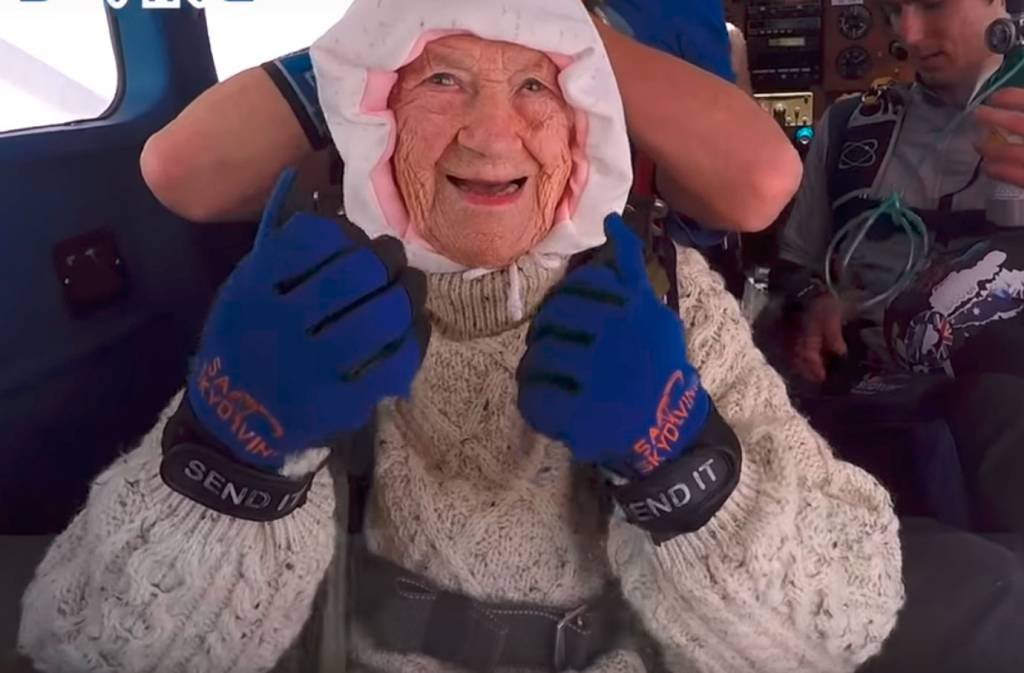 Mulher de 102 anos se torna a paraquedista mais velha do planeta