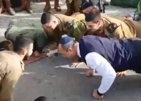 Witzel faz flexões com militares israelenses; veja vídeo