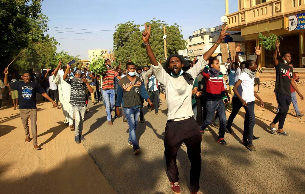 Ao menos 800 pessoas são presas em manifestações contra o governo no Sudão