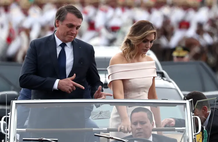 Jair Bolsonaro faz gesto de arma com a mão durante sua posse como presidente da República (Ricardo Moraes/Reuters)