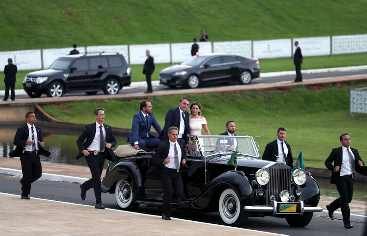 Bolsonaro durante trajeto ao Congresso: a cena foi considerada por pessoas no Planalto como uma demonstração de poder e influência do filho mais próximo do presidente (Pilar Olivares/Reuters)