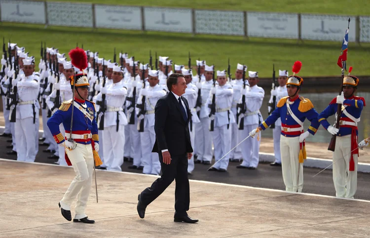 Jair Bolsonaro sobe a rampa do Palácio do Planalto durante posse presidencial (Pilar Olivares/Reuters)