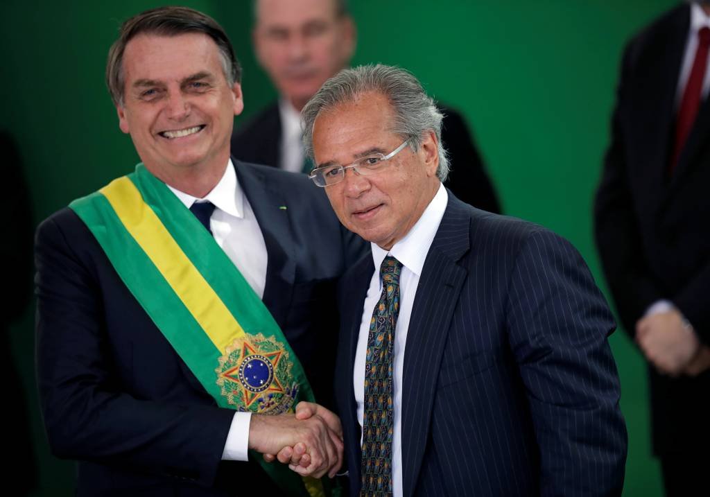 O presidente do Brasil, Jair Bolsonaro, e o ministro da Fazenda, Paulo Guedes (Reuters/Ueslei Marcelino)