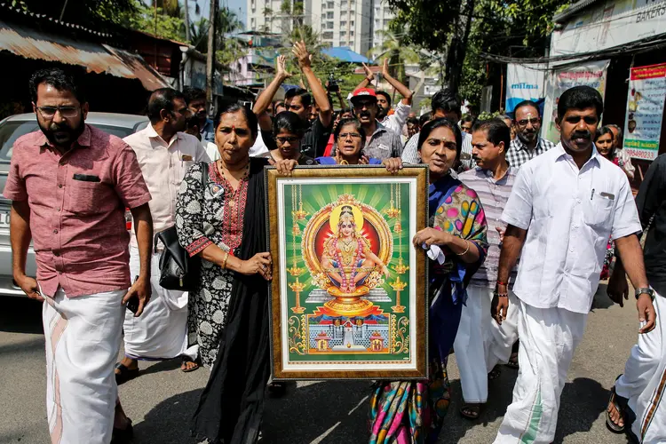 Protesto na Índia contra a entrada de mulheres em um templo (Sivaram V/Reuters)