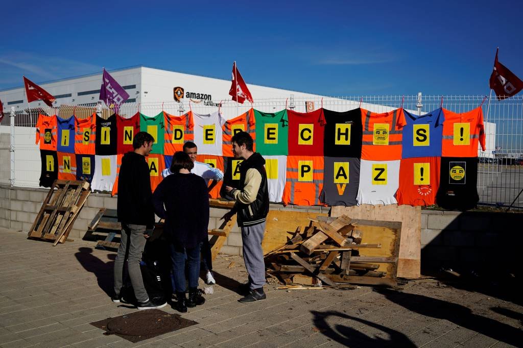 Trabalhadores do maior centro de distribuição da Amazon na Espanha iniciaram greve de dois dias nesta quinta-feira (Reuters/Juan Medina)